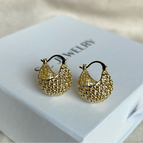 LAST 1🔥 Basketweave Huggie Earrings | 14K Gold Plated | Dainty Waterproof Jewelr - Picture 4 of 13